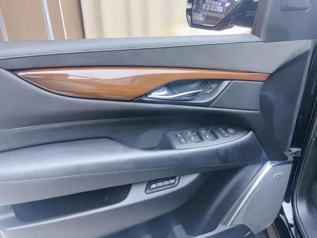 Cadillac Escalade — миниатюра 20