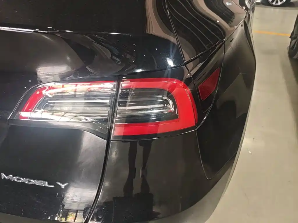 Tesla Model Y — миниатюра 8