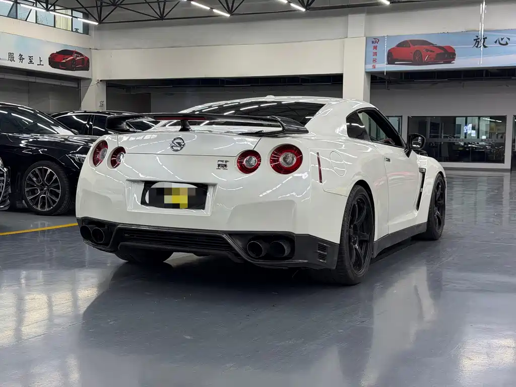 Nissan GT-R — миниатюра 11