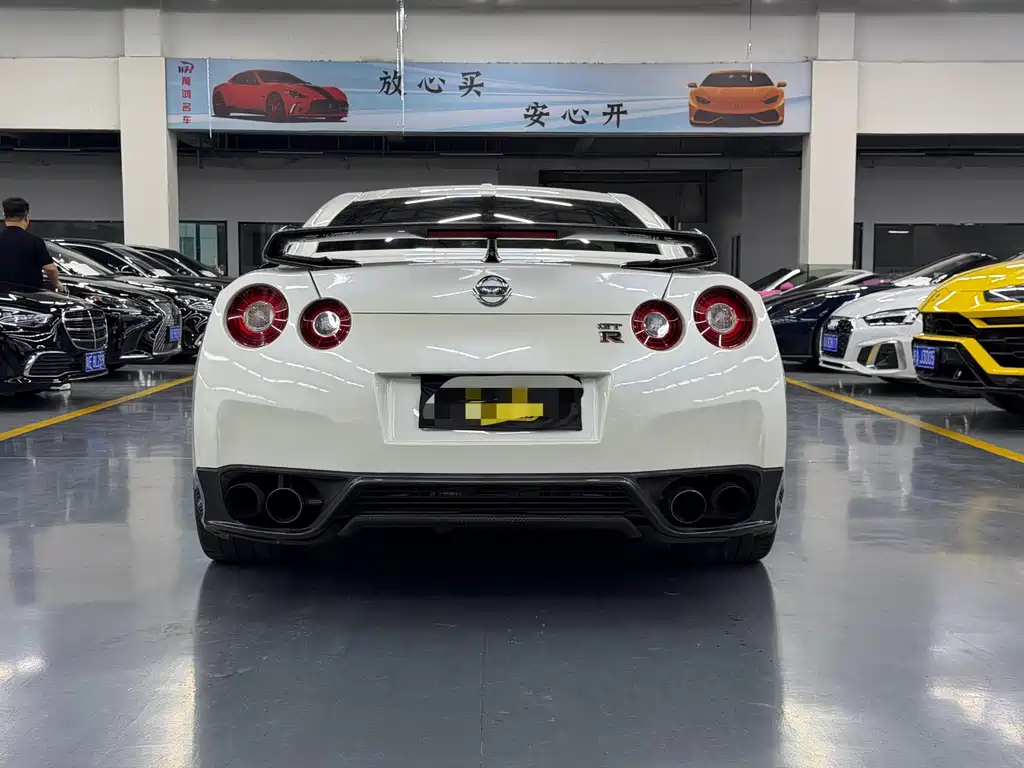 Nissan GT-R — миниатюра 12