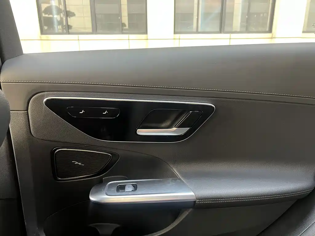 Mercedes-Benz C-Class — миниатюра 11