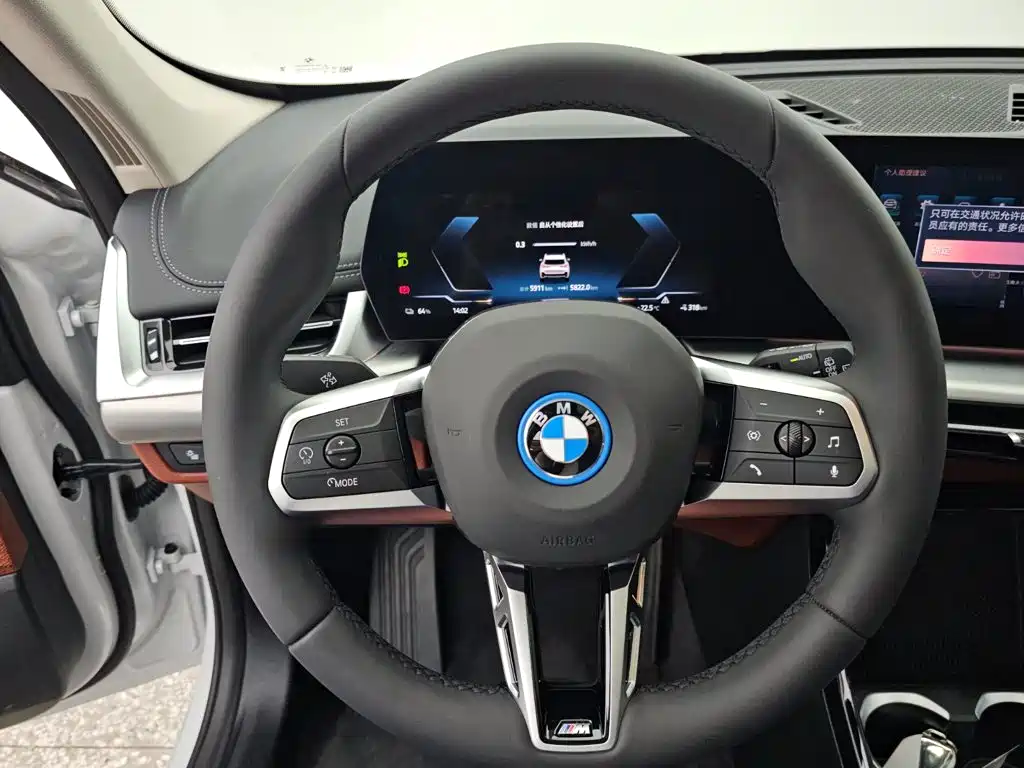 BMW iX1 — миниатюра 9