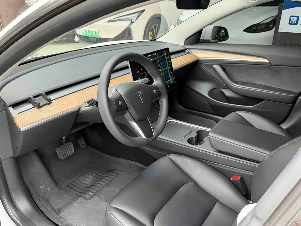 Tesla Model 3 — миниатюра 4