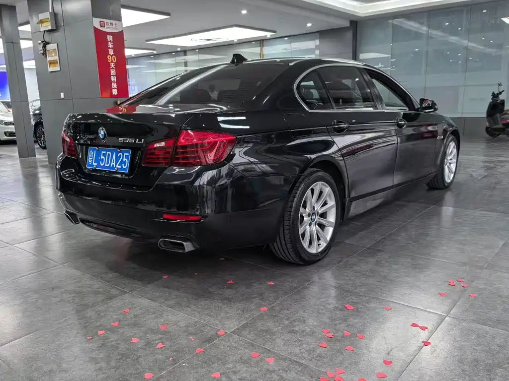 BMW 5 Series — миниатюра 9