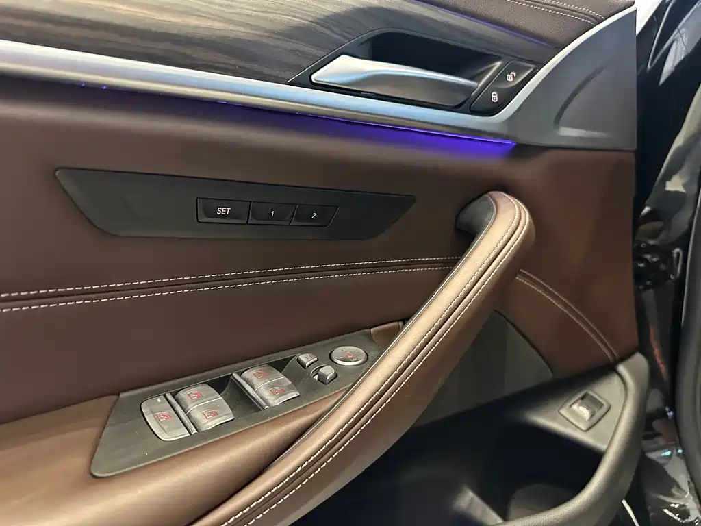 BMW 5 Series — миниатюра 12