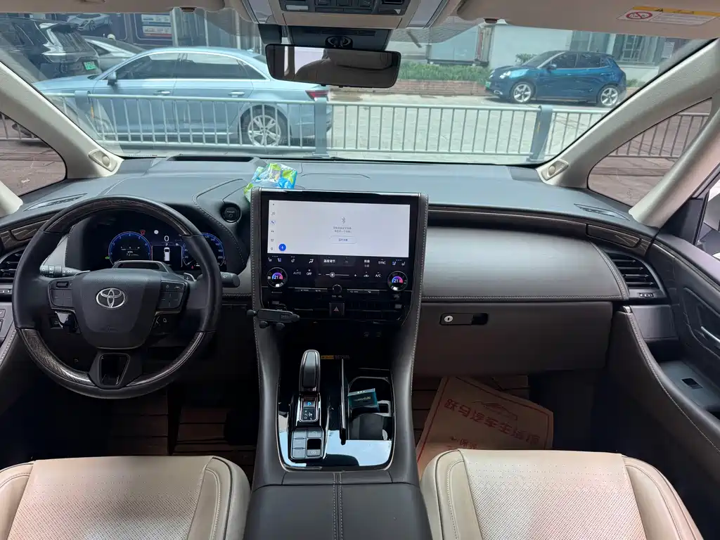 Toyota Alphard — миниатюра 7