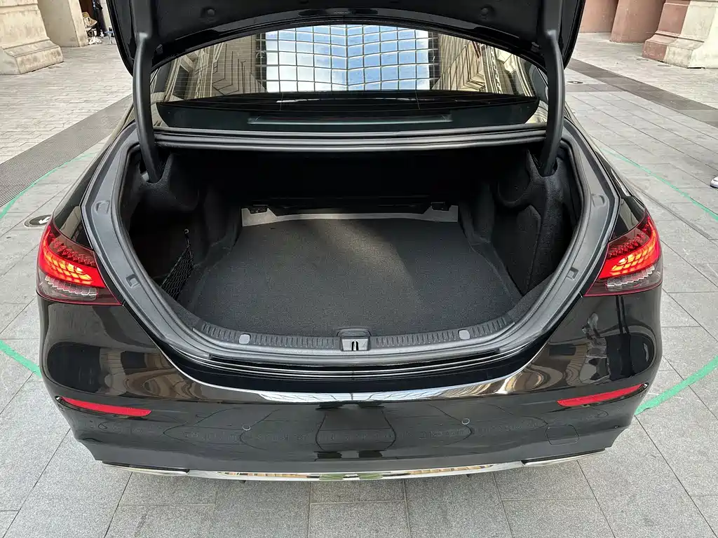 Mercedes-Benz E-Class — миниатюра 20
