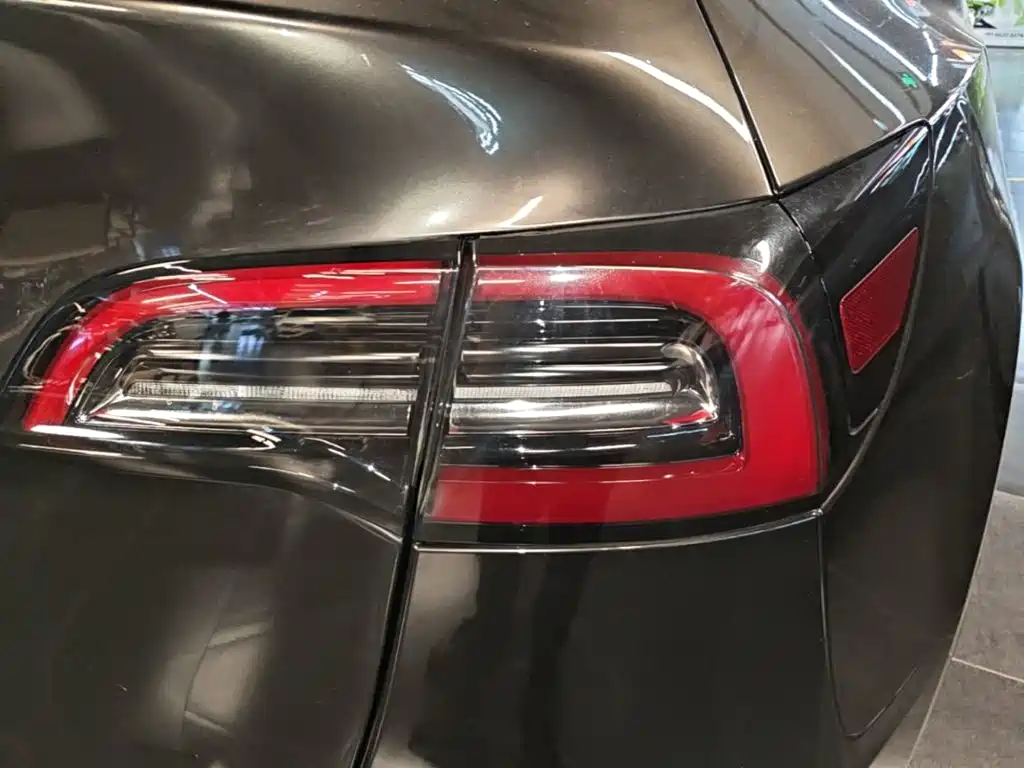 Tesla Model Y — миниатюра 8