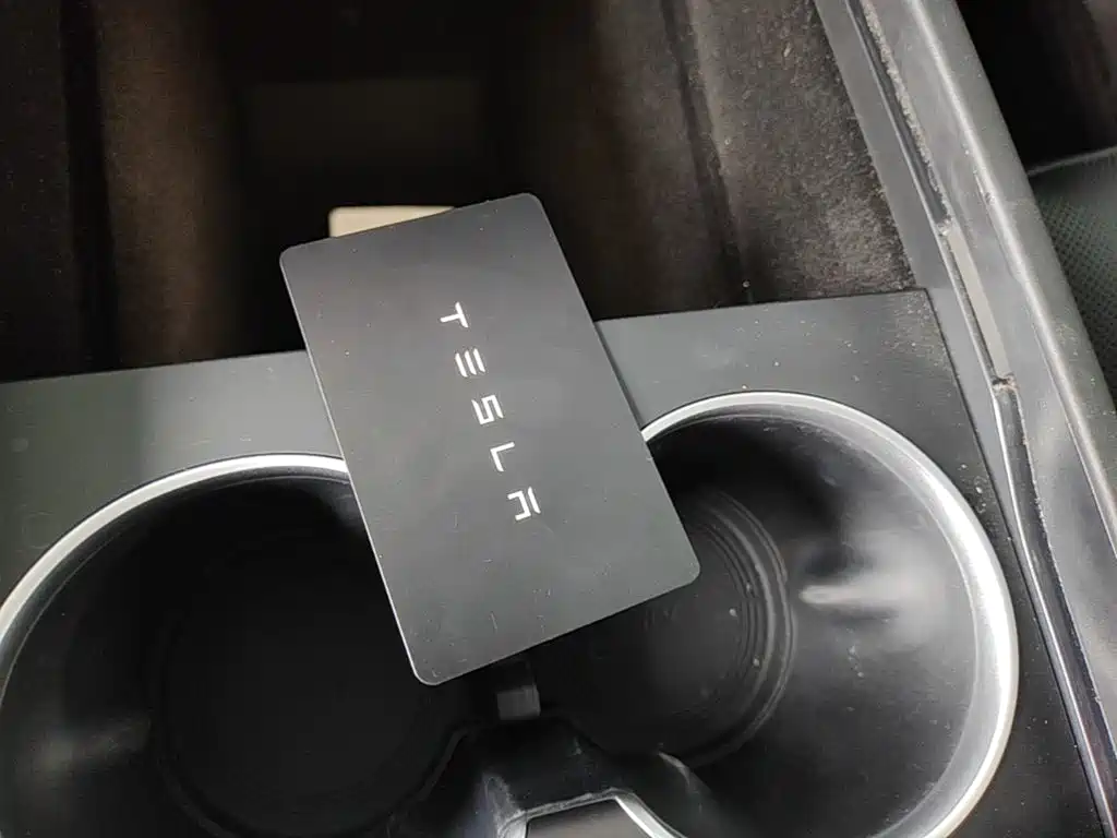 Tesla Model Y — миниатюра 9