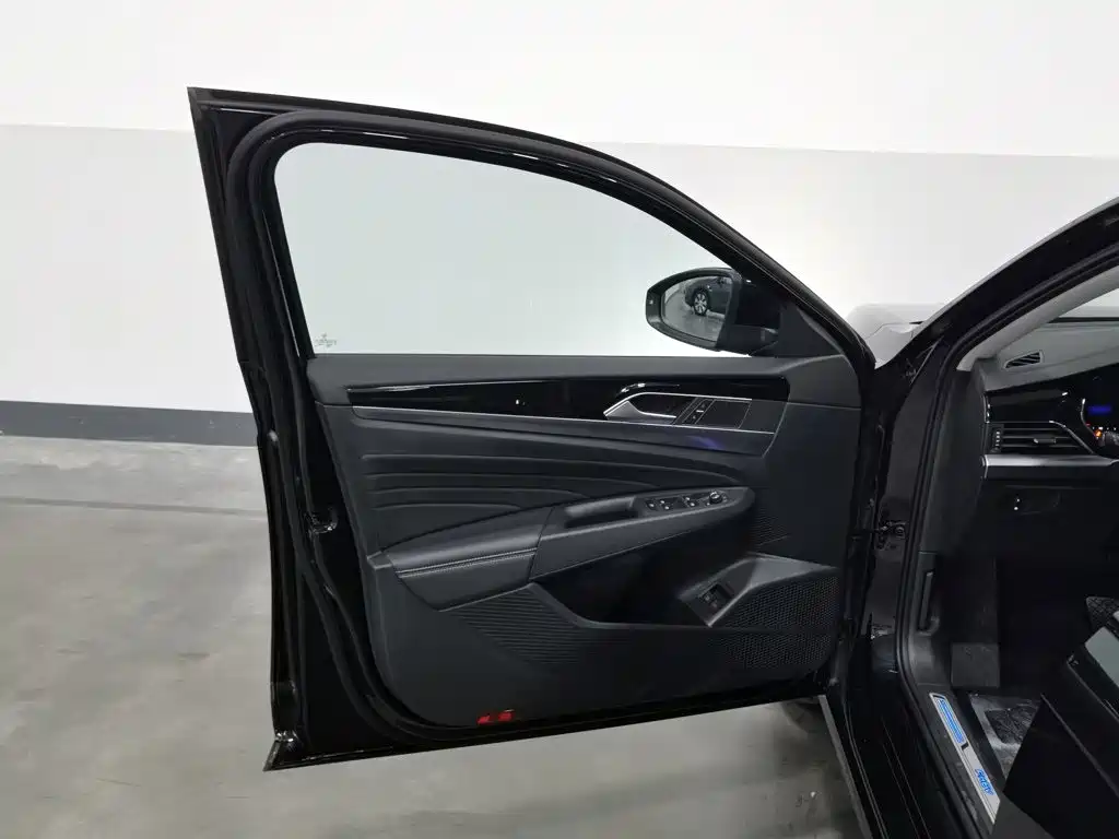 Volkswagen Passat PHEV — миниатюра 8
