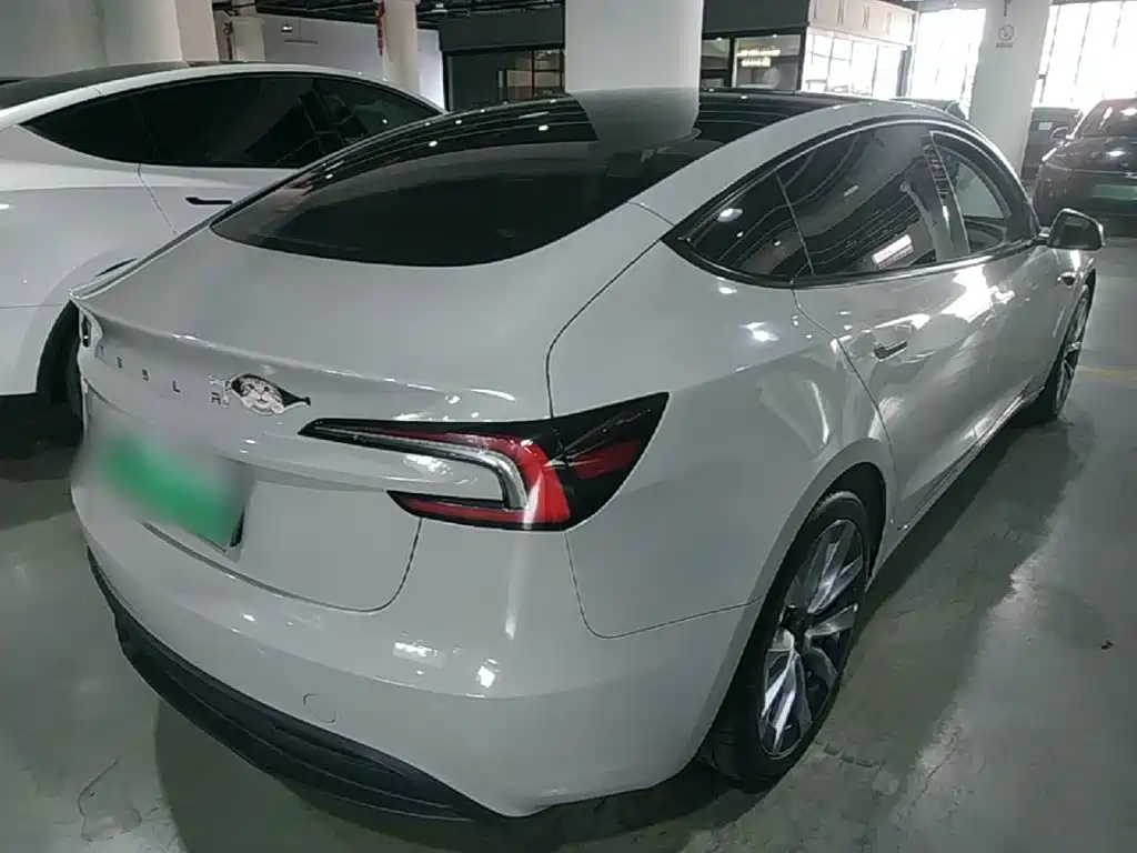 Tesla Model 3 — миниатюра 7
