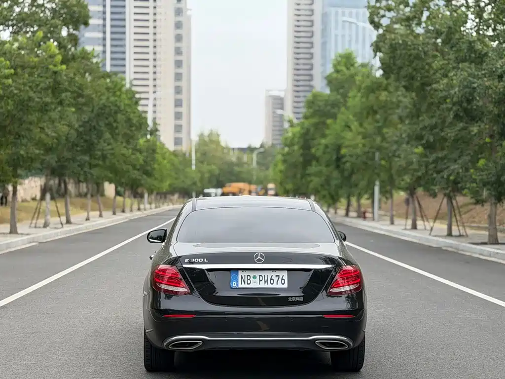 Mercedes-Benz E-Class — миниатюра 12