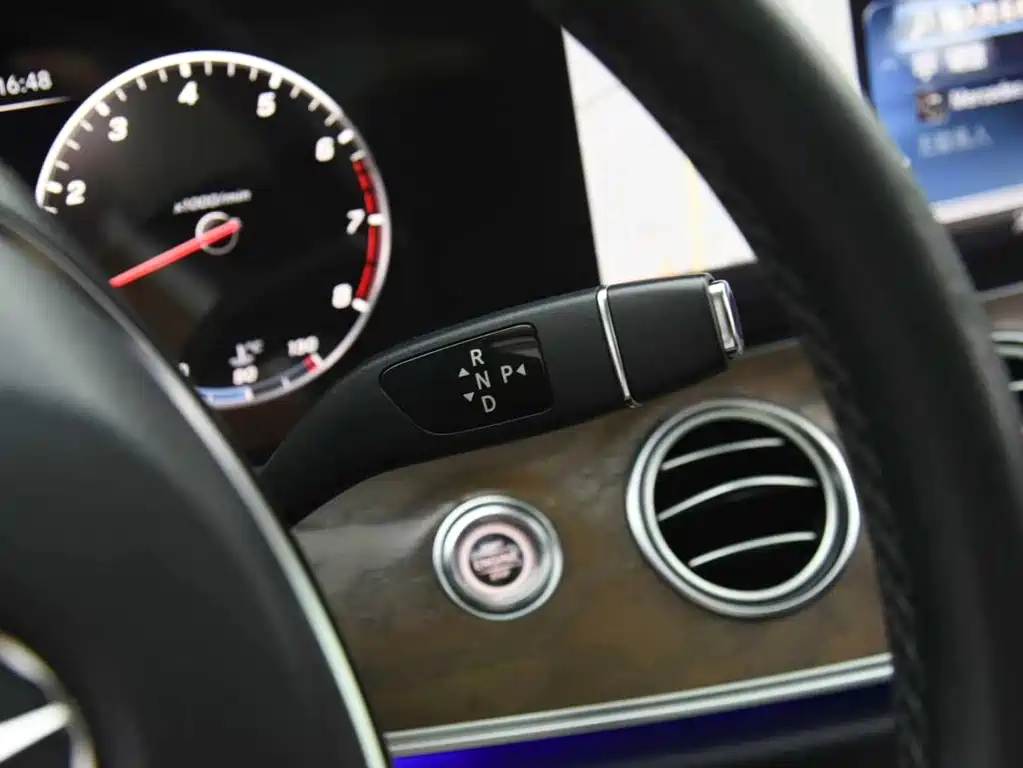 Mercedes-Benz E-Class — миниатюра 11