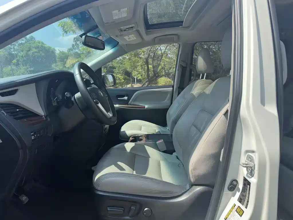 Toyota Sienna — миниатюра 4