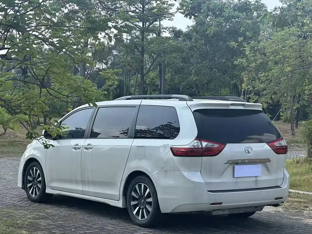 Toyota Sienna — миниатюра 7