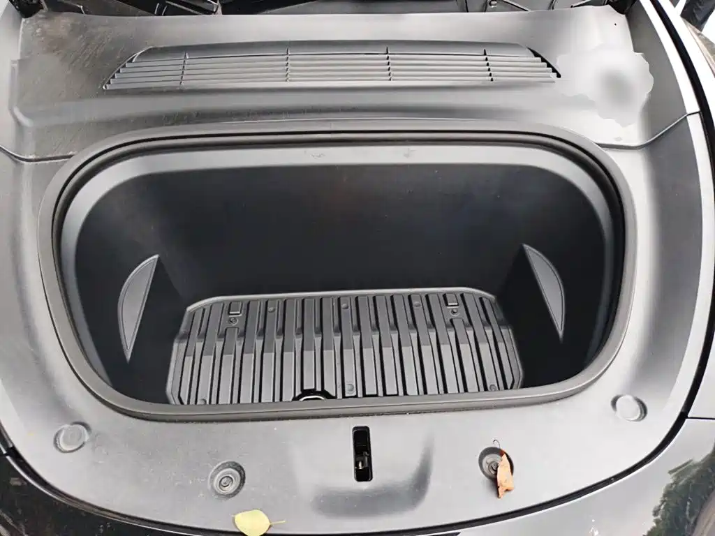 Tesla Model Y — миниатюра 21