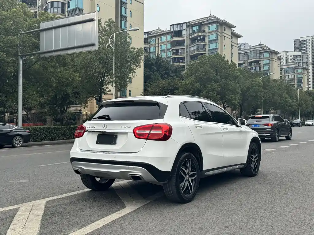 MERCEDES-BENZ  GLA
