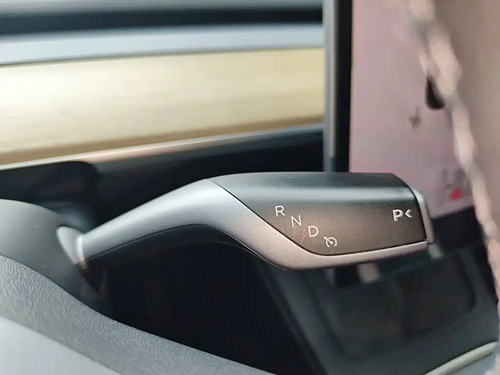 Tesla Model Y — миниатюра 15