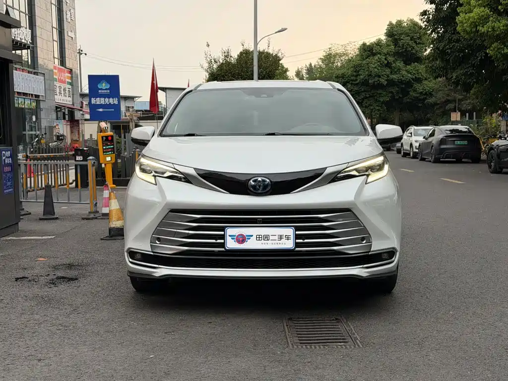 Toyota Sienna — миниатюра 2