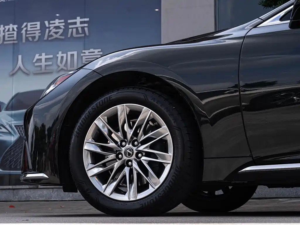Lexus LS — миниатюра 8