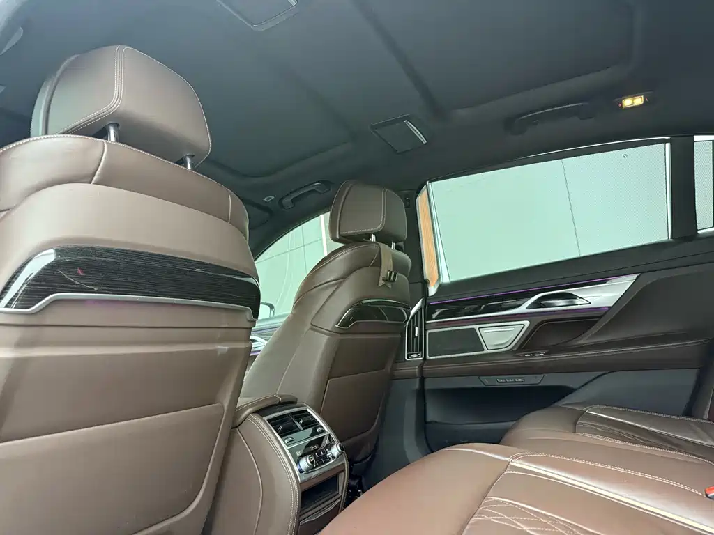 BMW 7 Series — миниатюра 9