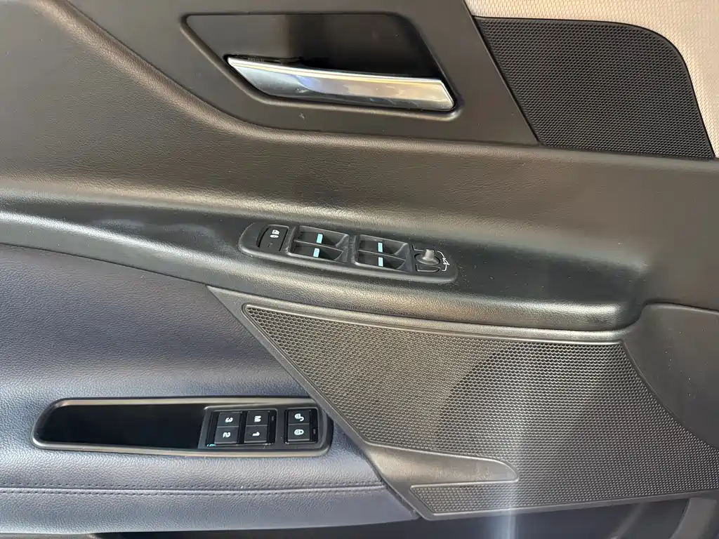 Jaguar XE — миниатюра 10