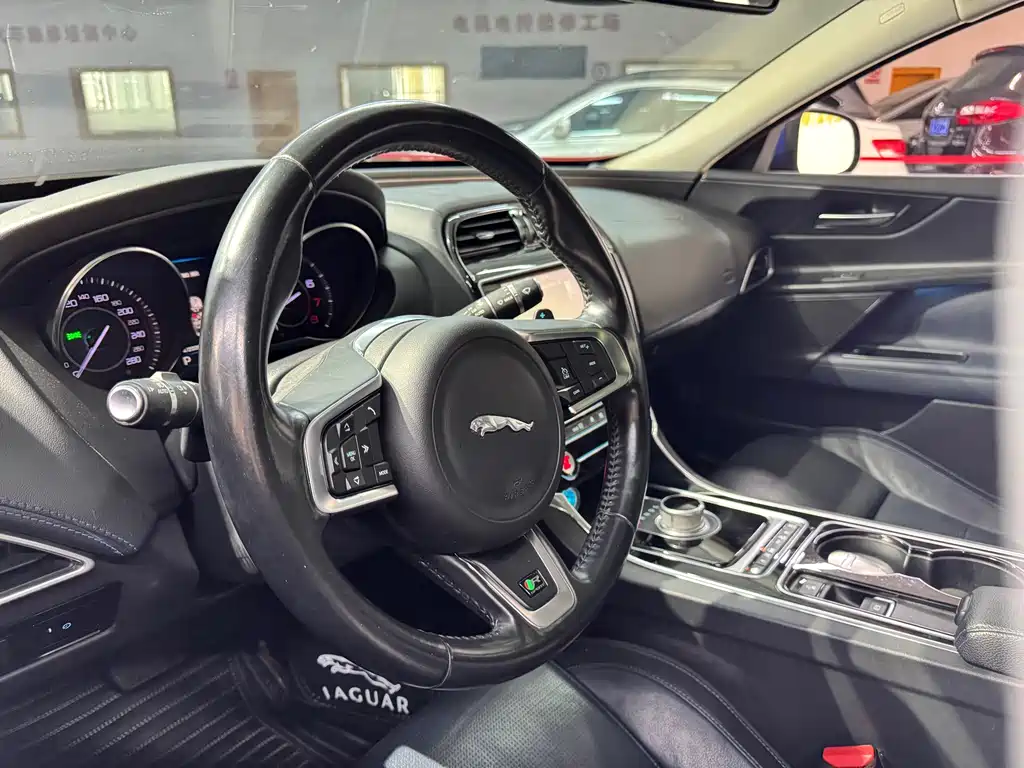Jaguar XE — миниатюра 14