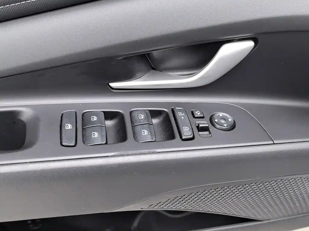 Hyundai Elantra — миниатюра 9