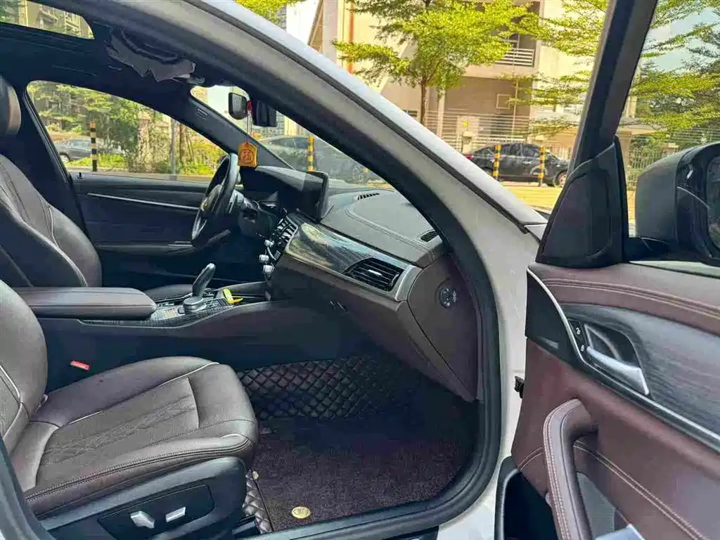 BMW 5 Series — миниатюра 8