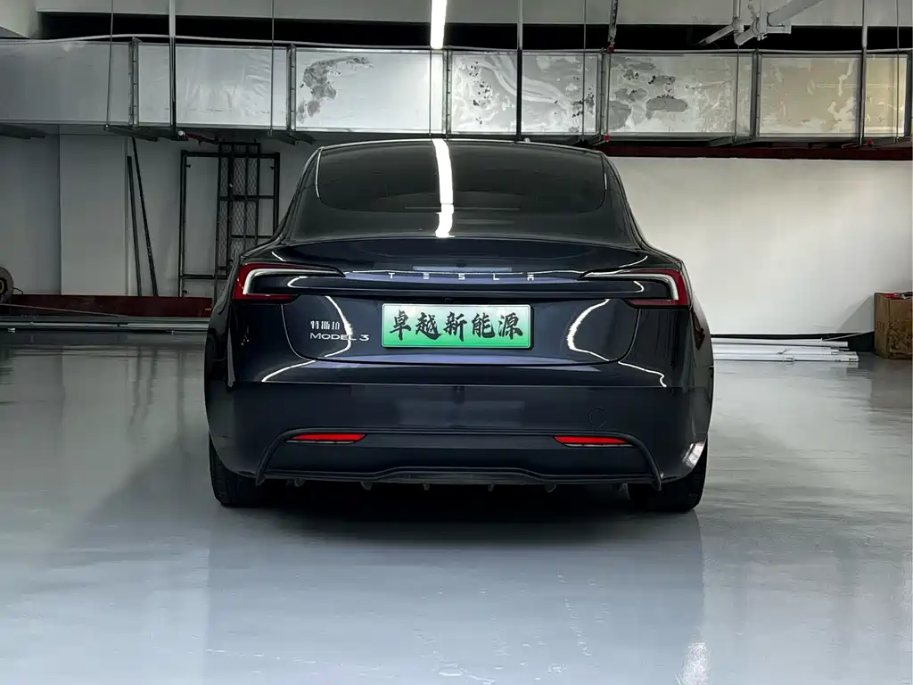 Tesla Model 3 — миниатюра 10