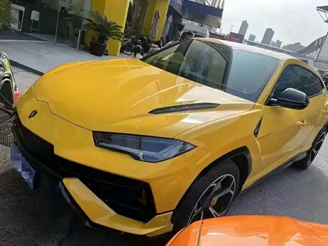 LAMBORGHINI URUS 2023