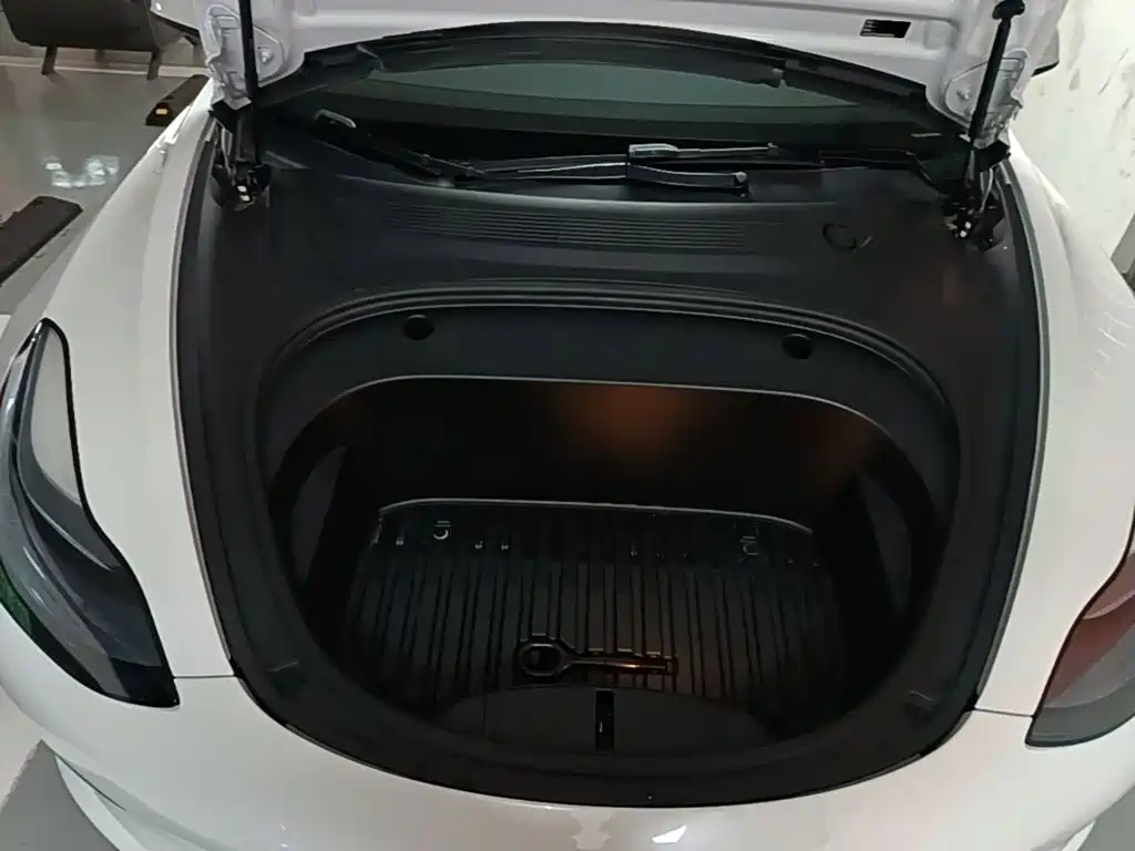 Tesla Model 3 — миниатюра 20