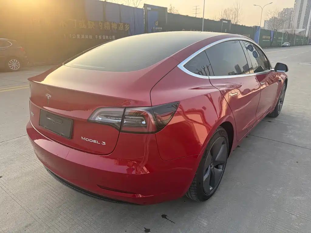 TESLA MODEL 3