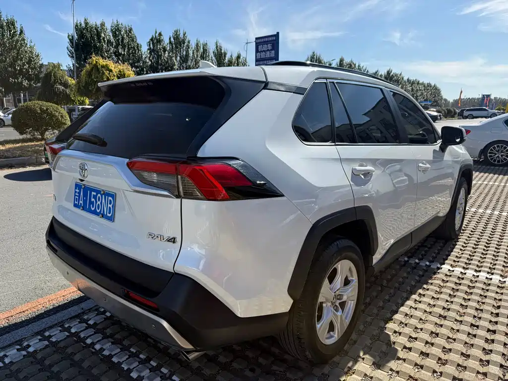 Toyota RAV4 — миниатюра 4