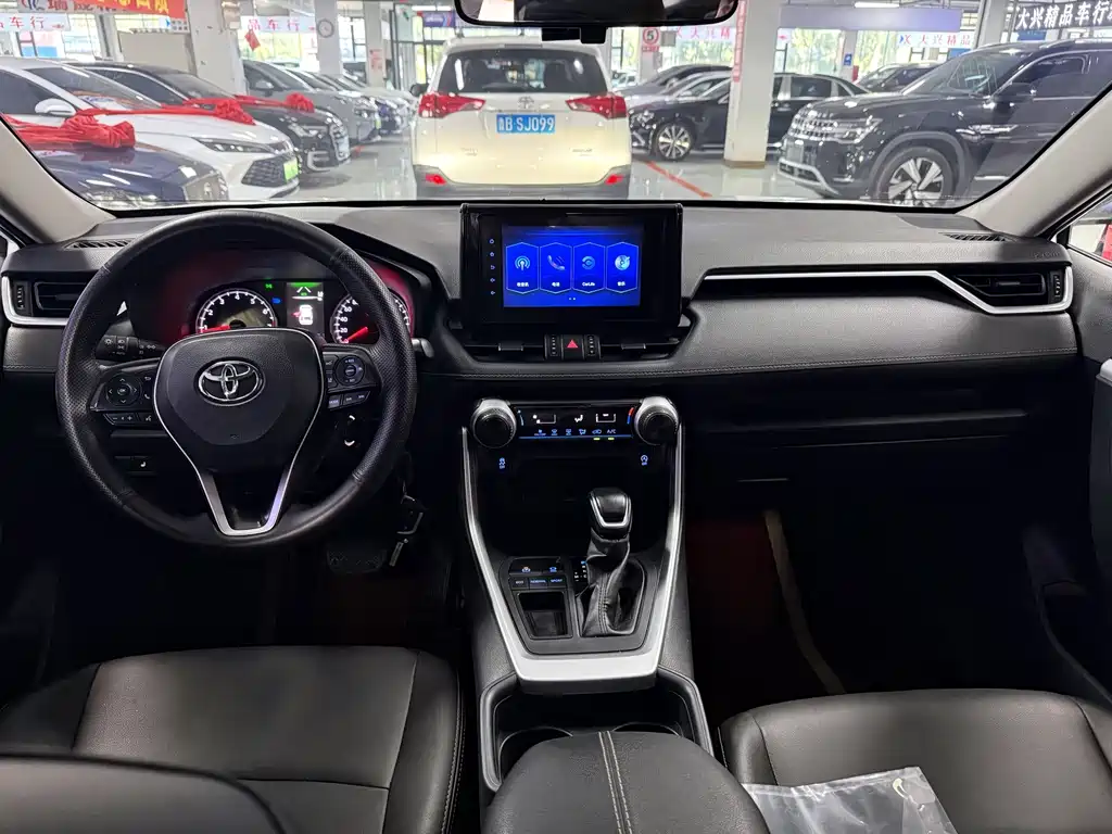 Toyota RAV4 — миниатюра 8