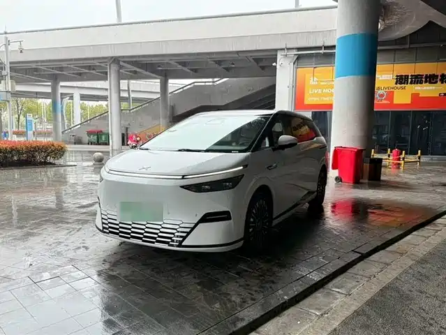 2025 Xpeng X9
