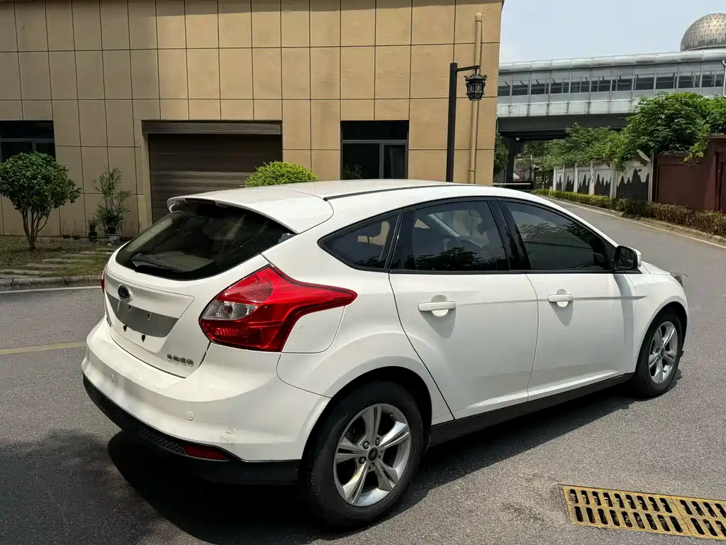 Ford Focus 2012 1.6L AT