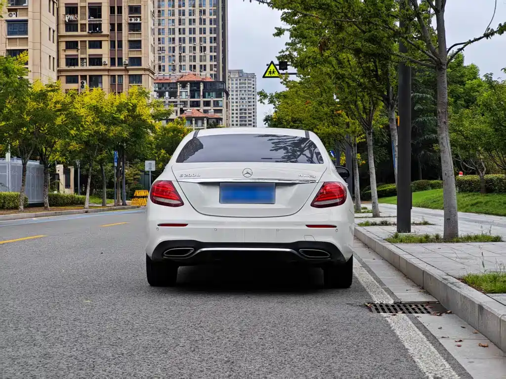 Mercedes-Benz E-Class — миниатюра 4