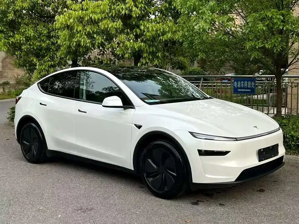 Tesla Model Y 2025