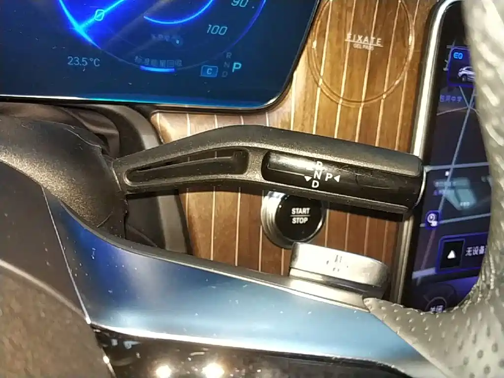 Mercedes-Benz EQE SUV — миниатюра 14