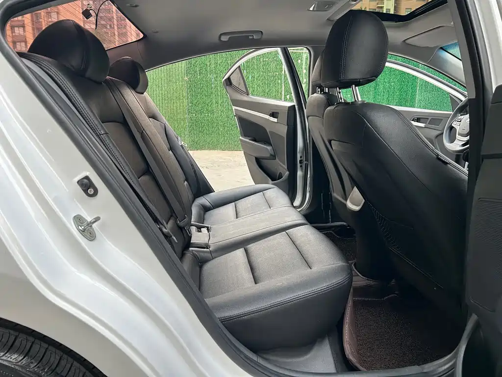 Hyundai Elantra — миниатюра 14
