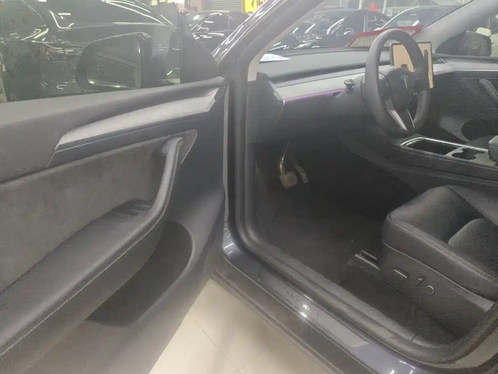 Tesla Model Y — миниатюра 16