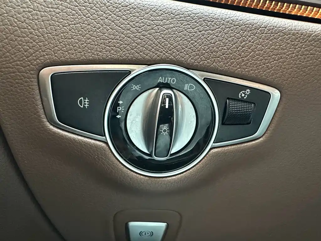 Mercedes-Benz E-Class — миниатюра 17