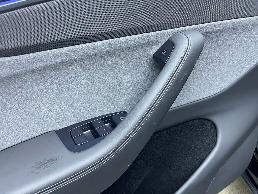 Tesla Model Y — миниатюра 10