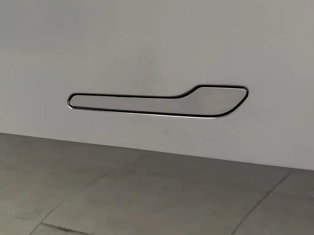 Tesla Model Y — миниатюра 18