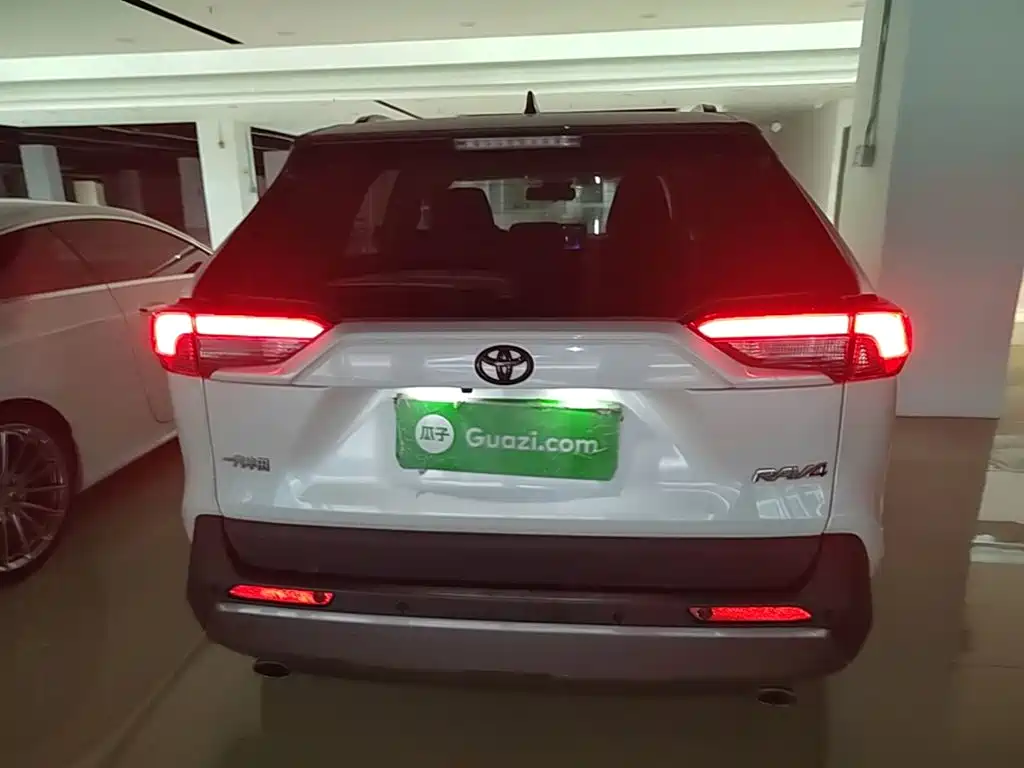 Toyota RAV4 — миниатюра 6