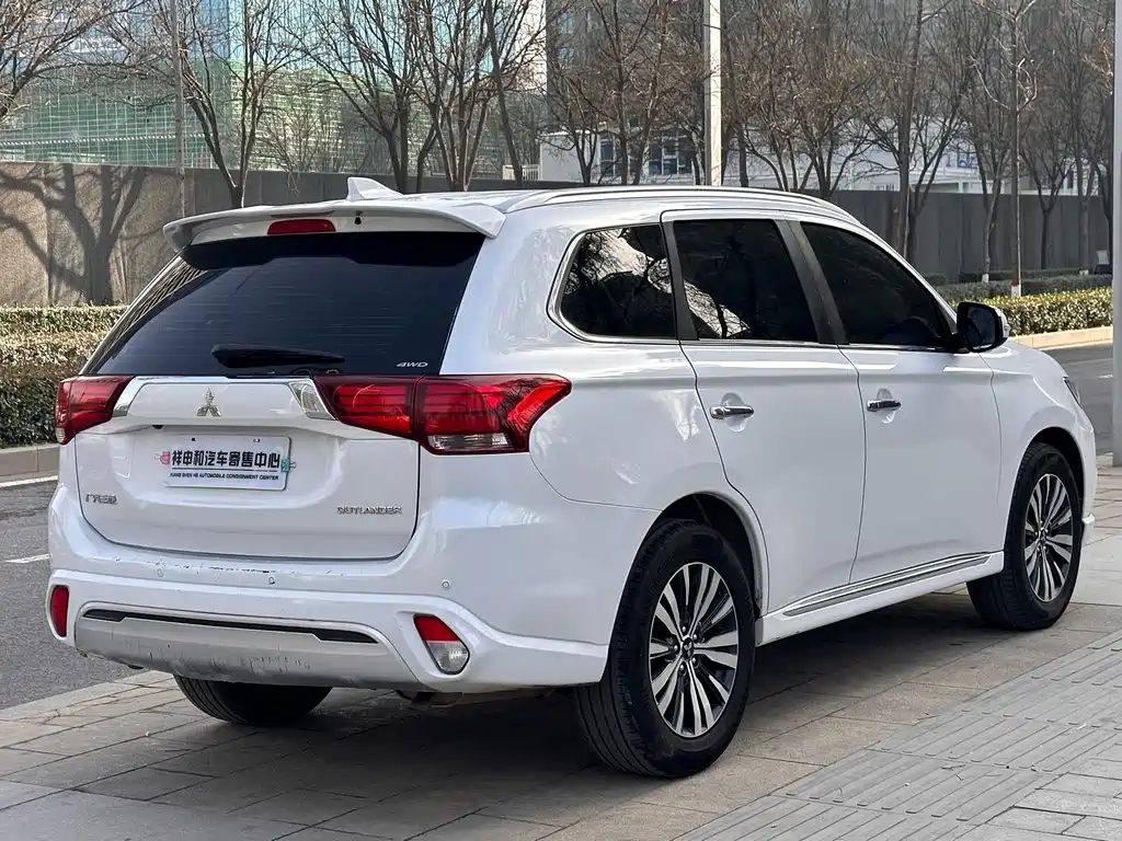 MITSUBISHI OUTLANDER