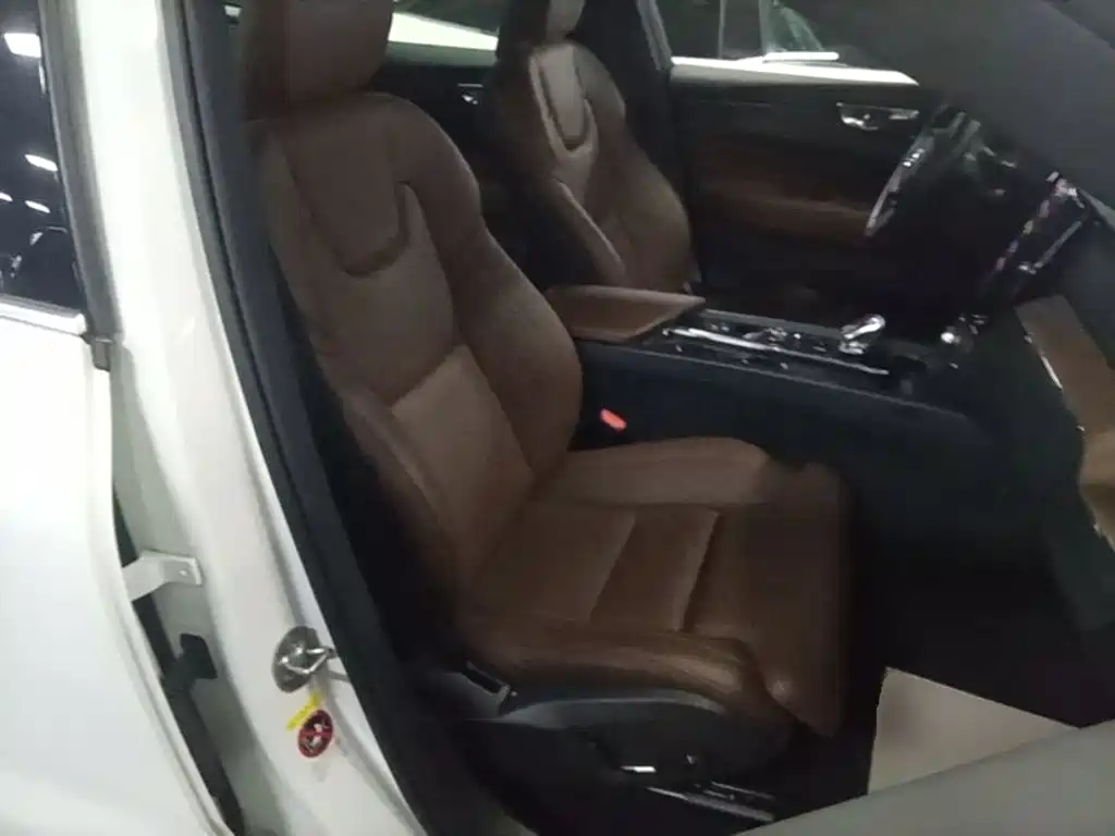 Volvo XC60 PHEV — миниатюра 25
