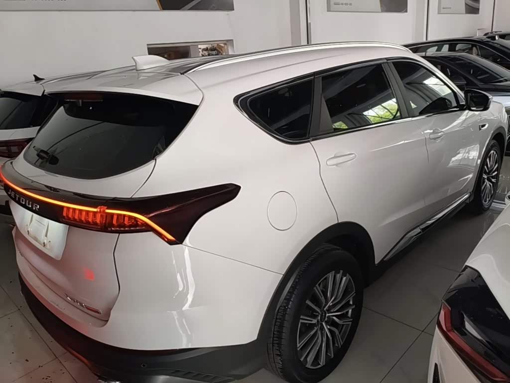 Jetour Jetour X70 PLUS 1.5 л 2024 г. Белый, пробег 30500 км
