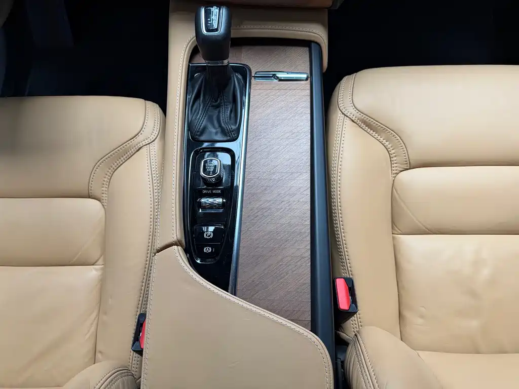 Volvo XC90 2018 T6 7 мест